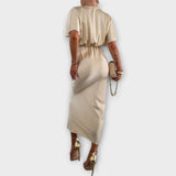 Sable ™ ｜Fast satinmaxiklänning med V-ringning och korsknut