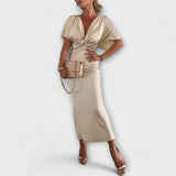 Sable ™ ｜Fast satinmaxiklänning med V-ringning och korsknut