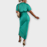 Sable ™ ｜Fast satinmaxiklänning med V-ringning och korsknut