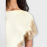 Margaret ™ ｜Maxiklänning med satin- och spetsdetaljer