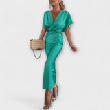 Sable ™ ｜Fast satinmaxiklänning med V-ringning och korsknut